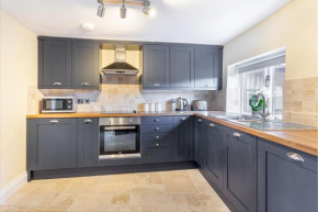Lovely 2 Bedroom Cottage with Parking